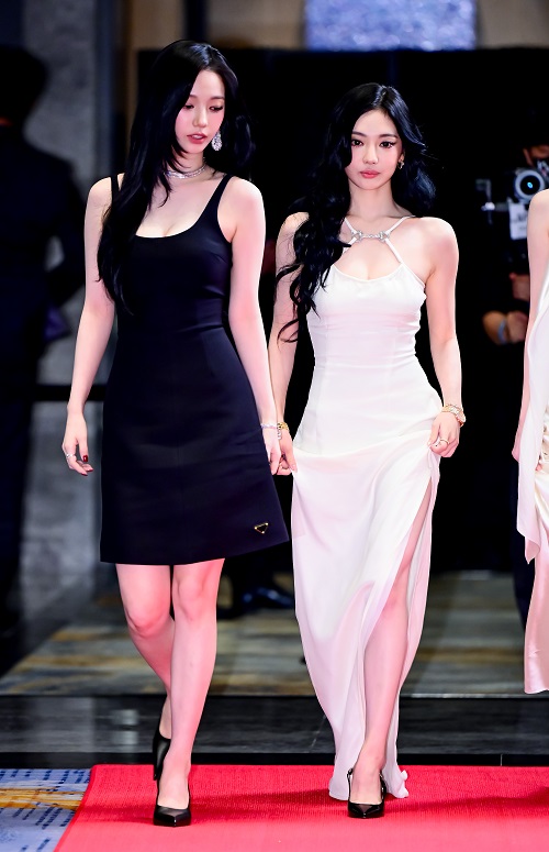 aespa・カリナ（左）とニンニン