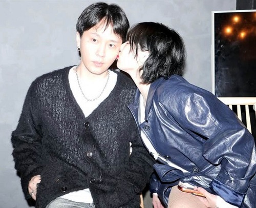 ヨン・ジュンヒョン（左）とヒョナ