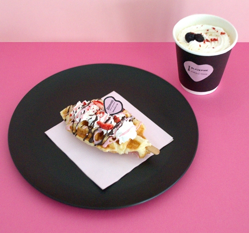 コラボメニュー　クロッフル（左）とスペシャルカフェラテ（右）