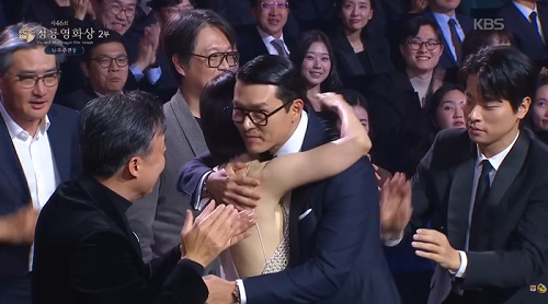 抱き合うヒョンビンとソン・イェジン