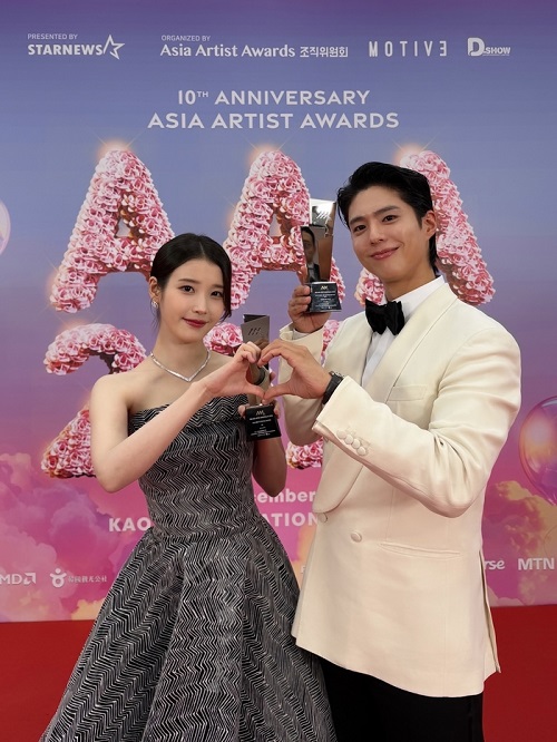 IU（左）とパク・ボゴム