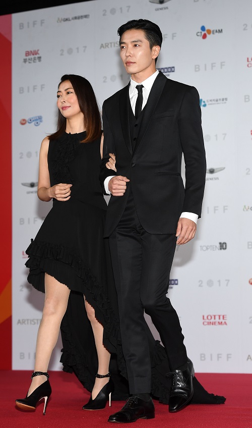 中山美穂さん（左）とキム・ジェウク