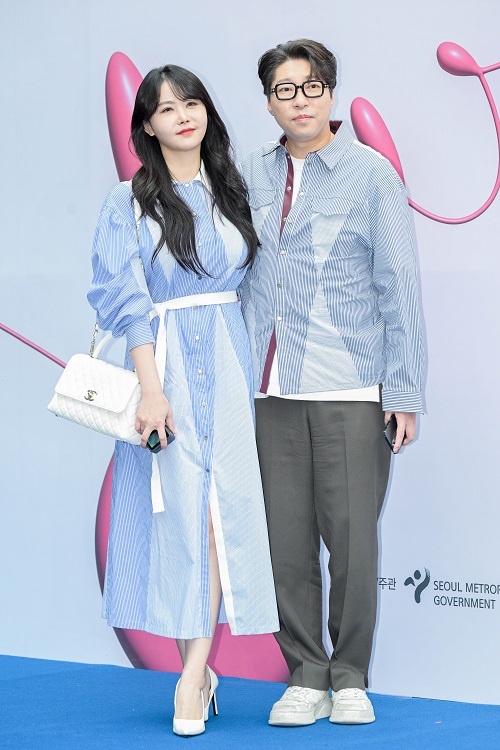 ユムデン（左）とナ・ドンヒョンさん