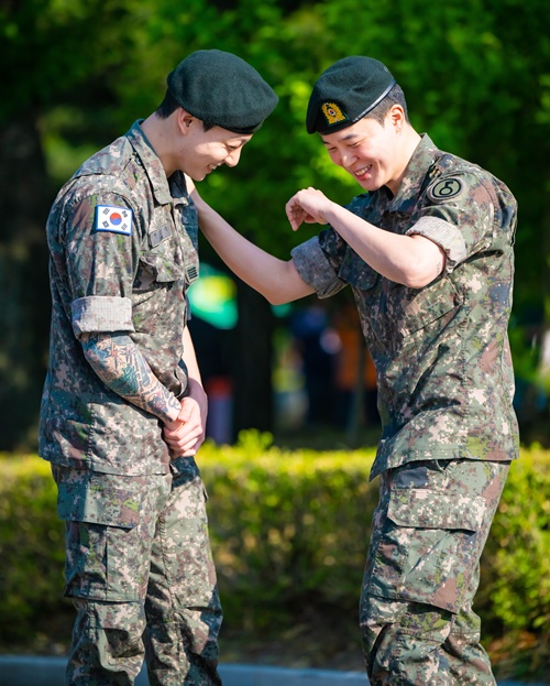 6月11日、除隊したJUNG KOOK(左)とJIMIN