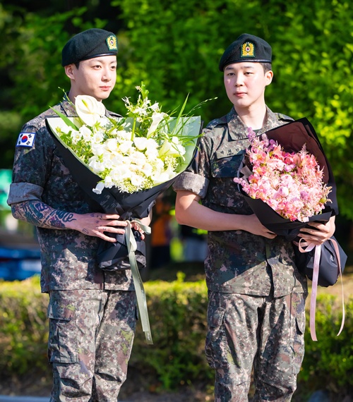 JUNG KOOK(左)とJIMIN