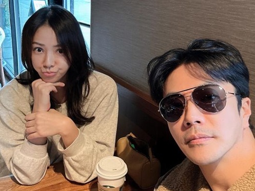 俳優クォン・サンウと美人奥様のラブラブ接近ぶりか話題「素敵すぎる」