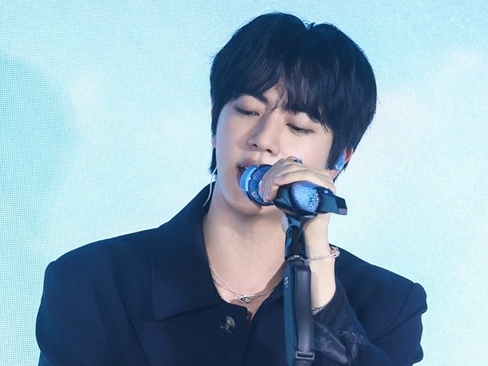 BTS・JIN、ファンの前で新曲初披露「最も幸せな時間【イベントリポート】