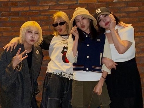 K-POPアイドルの“顔面フィルター疑惑”をメンバーたちが一蹴!! 2NE1が再集結!!