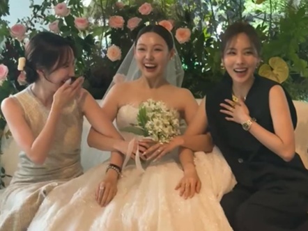 メンバー結婚式に人気ガールズグループ集結「あなたたちはforever」とファン狂喜