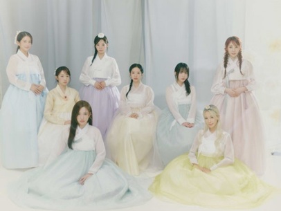 K-POPガールズグループ、メンバー全員の韓服姿でファンに挨拶