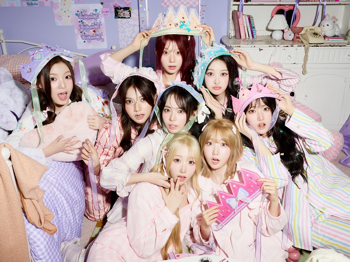 本田仁美所属のSAY MY NAME、“パジャマ姿”が可愛すぎる！新AL『&Our Vibe』コンセプトフォト公開