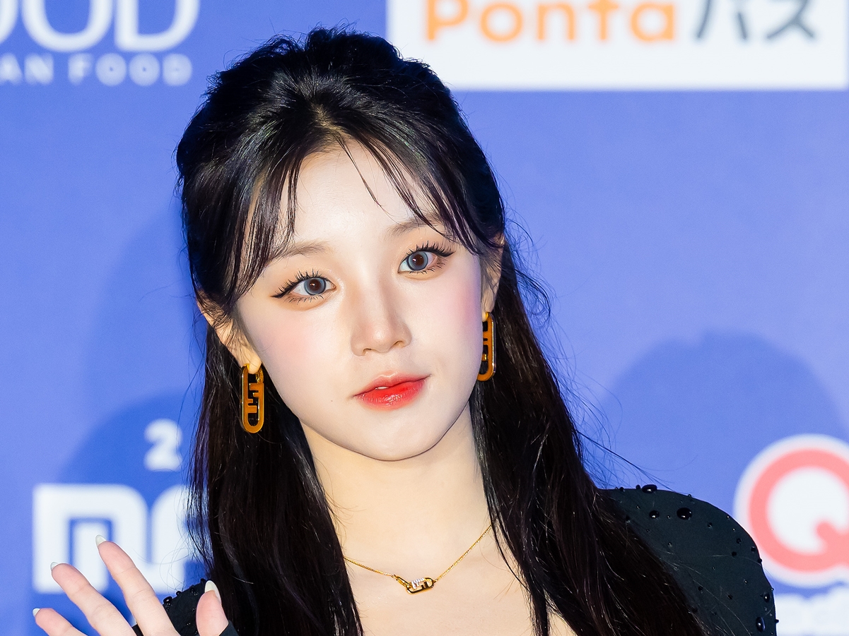 「赤ちゃんから大人のレディに…」(G)I-DLE・ウギ、童顔すっぴんから色っぽドレス姿に大変身！