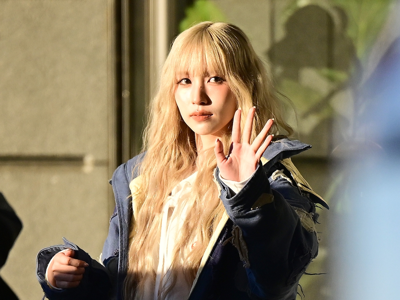 TWICE・ミナ、黒髪、金髪の次は銀髪にイメチェン！上品な魅力で