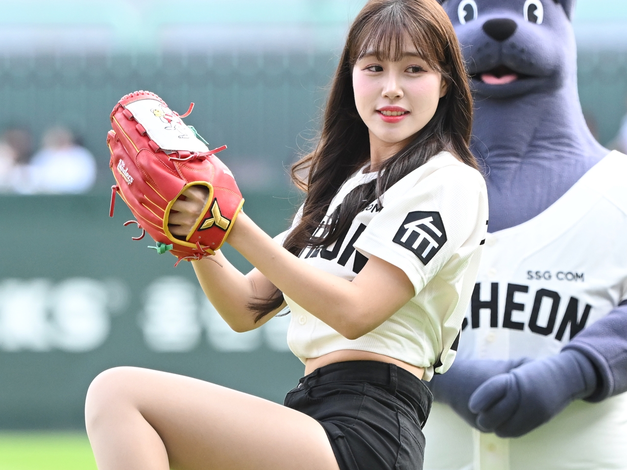 これは目が離せない…韓国プロ野球チアの“ピタピタ”私服SHOTに反響「素晴らしいビジュアル！」【PHOTO】