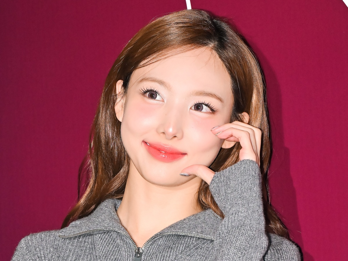 TWICE・ナヨン、機械も「AI」と間違うほどの美しさ…日本公演で歌った『気まぐれロマンティック』も話題に【PHOTO】