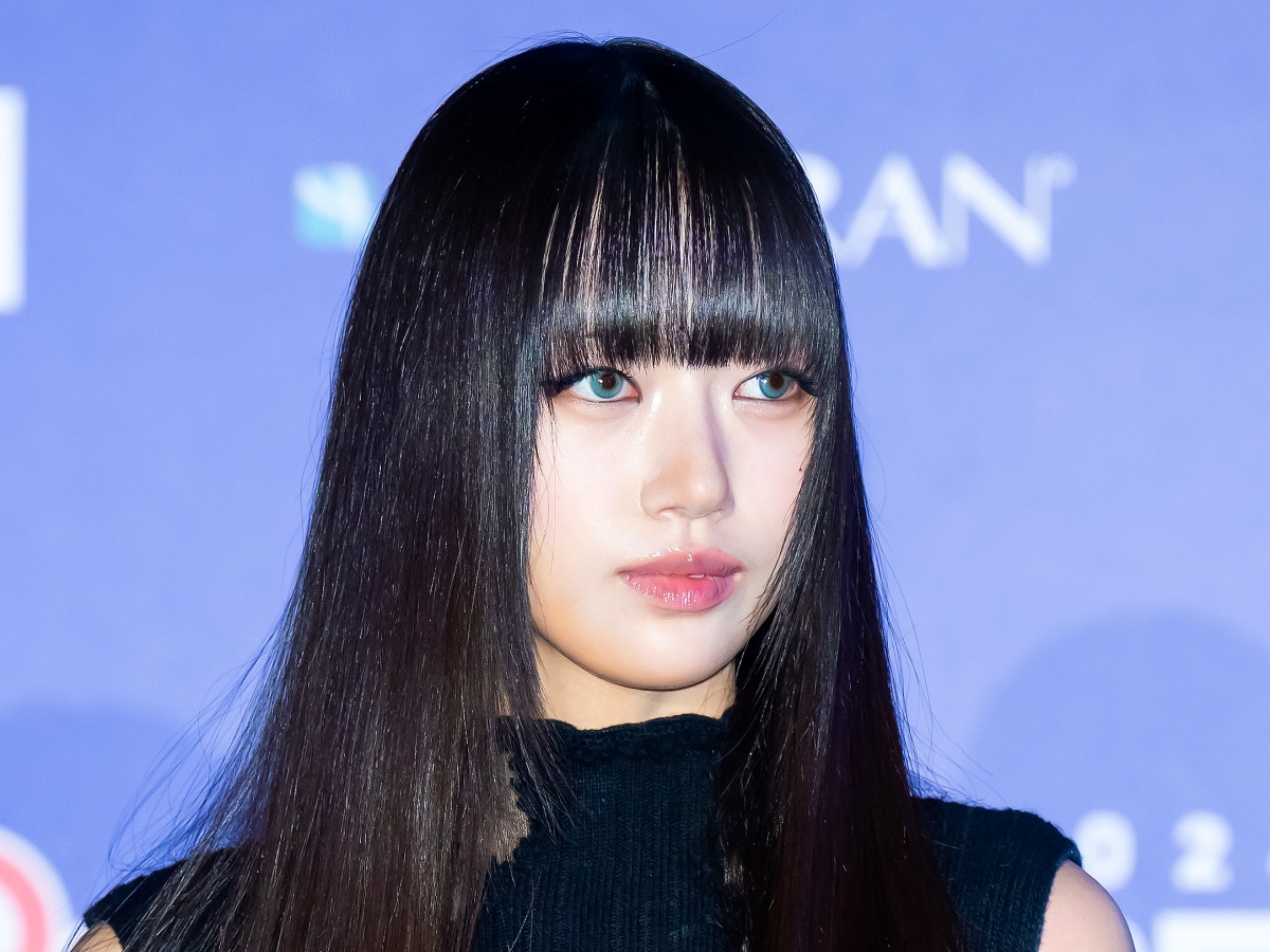 日本人メンバーも所属”MEOVV、最年長のスインが音楽番組のMCに挑戦