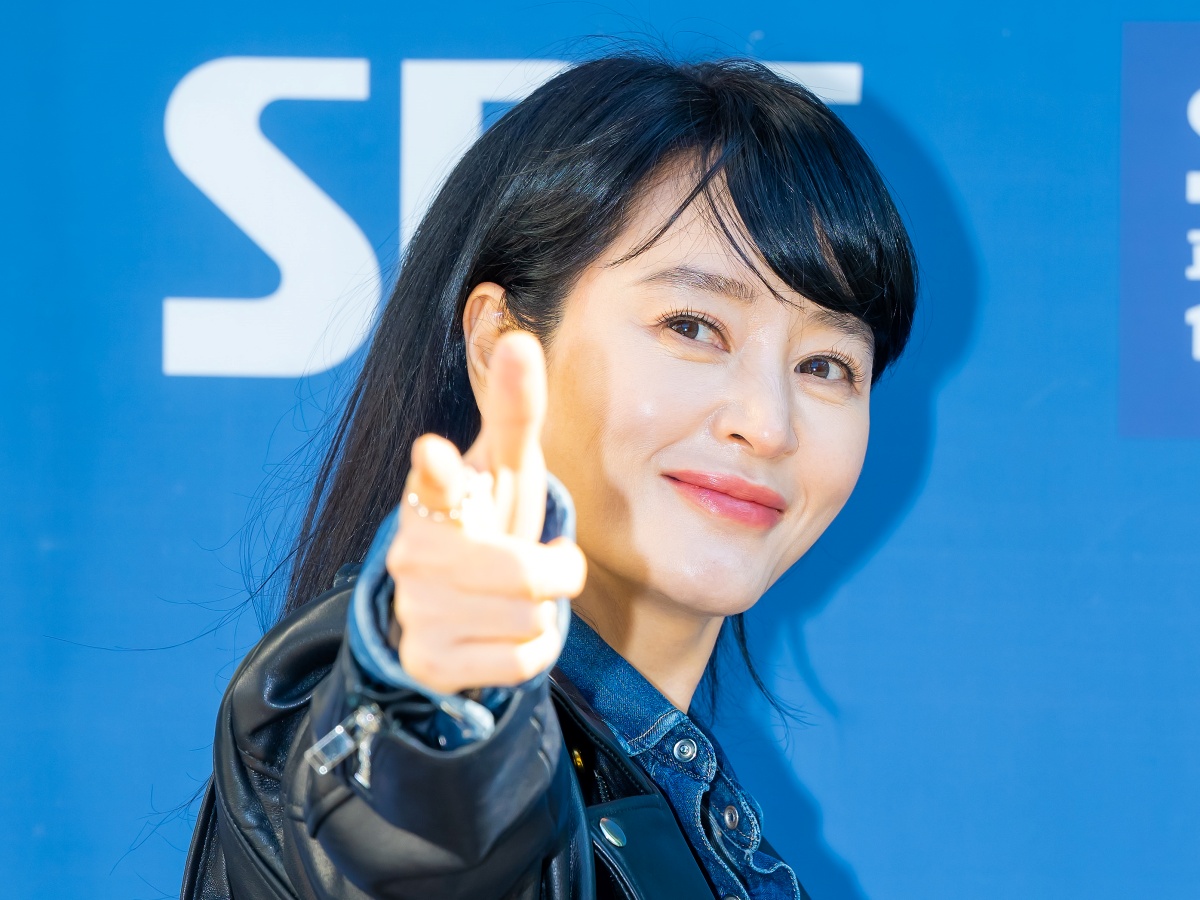 「美魔女ランキング1位」韓国屈指の“グラマラス女優”キム・ヘス、54歳らしからぬ童顔美貌【PHOTO】