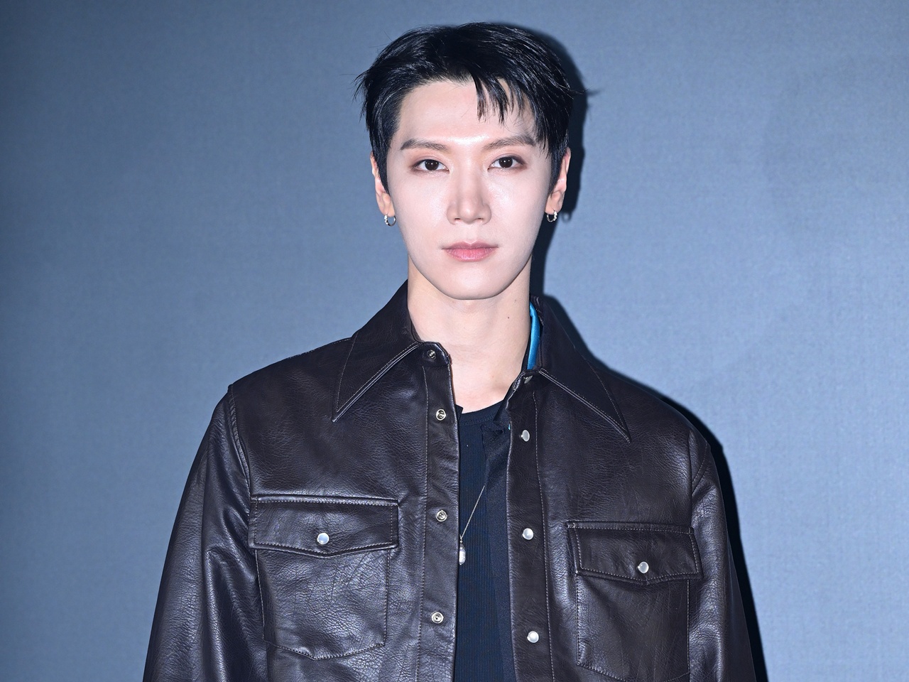 色気がやばい」NCT・テン、“青い瞳×ブラックスーツ”で放つ圧倒的オーラ