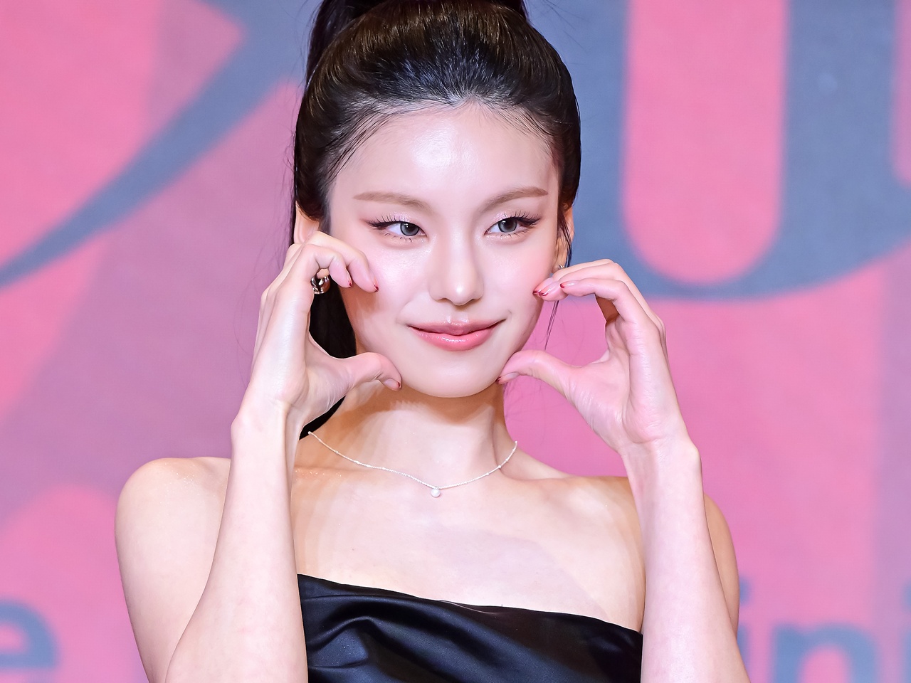 ITZY・イェジ、妖艶な肩出しドレスで登場！緊張した面持ちでソロデビューの感想伝える「実感が…」