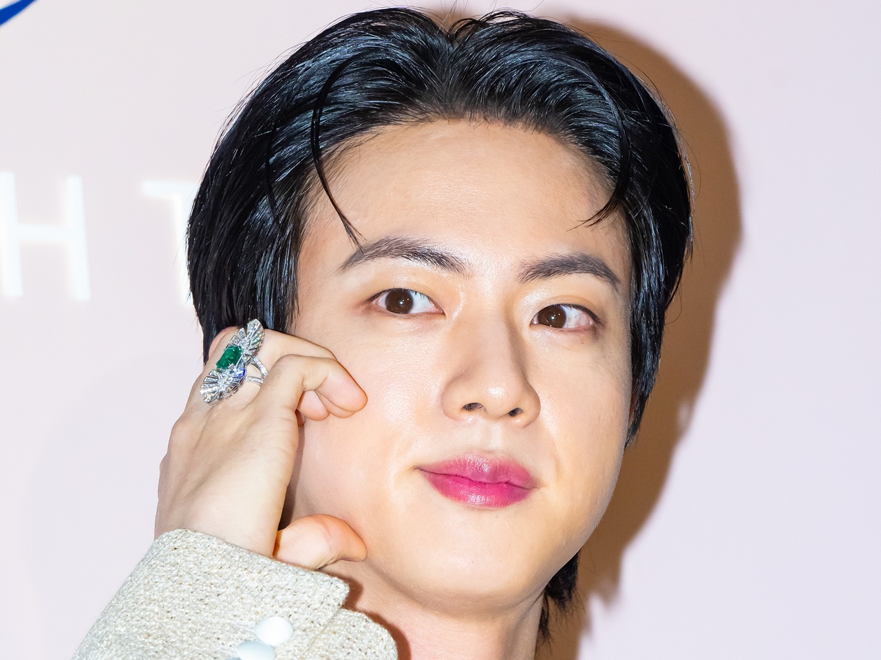 BTS・JIN、エレガントな輝き放ち時間が止まったかのよう「キラキラしていて眩しい」【PHOTO】