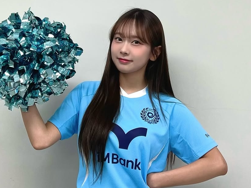 えっ、履いてるよね？韓国サッカー界の20歳チア、美脚チラ見えの“だぼだぼジャケット”にファン夢中【PHOTO】