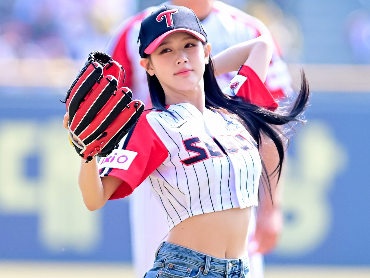 完璧スタイル丸見えの投球姿に釘付け…(G)I-DLE・ミヨンのサウスポー始球式にプロ野球ファン熱狂【PHOTO】