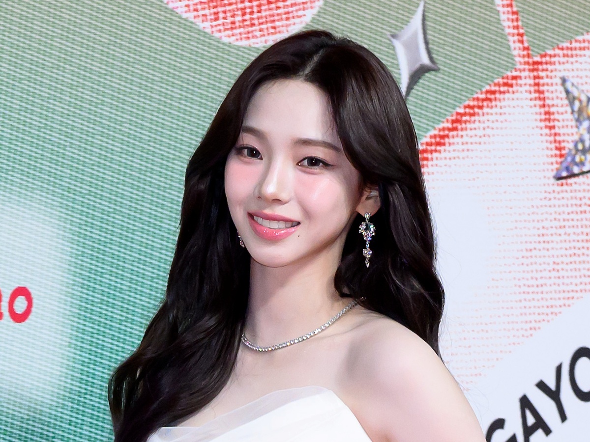 aespa・カリナ、ロングヘアで再降臨！“胸元あらわ”なシルクドレス姿に