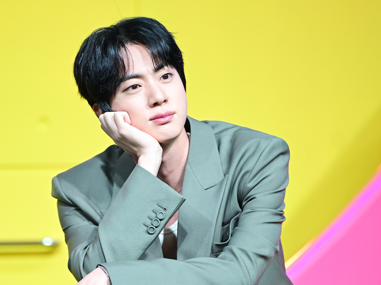 BTS・JIN、新ソロAL『Echo』トラックリスト公開！IZ*ONE出身歌手の名前も