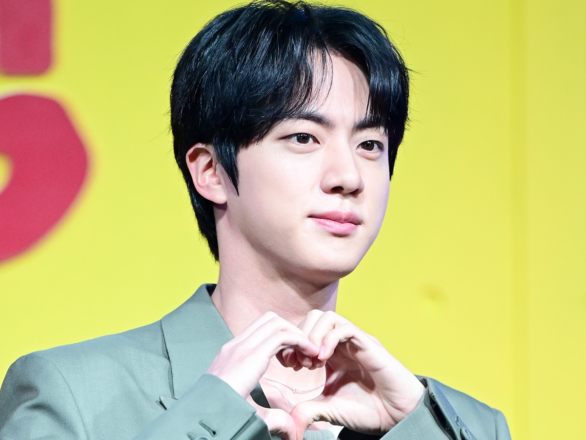 BTS・JIN、待望の来日公演決定！初のファンコンツアーを幕張メッセ＆京セラドーム大阪で開催