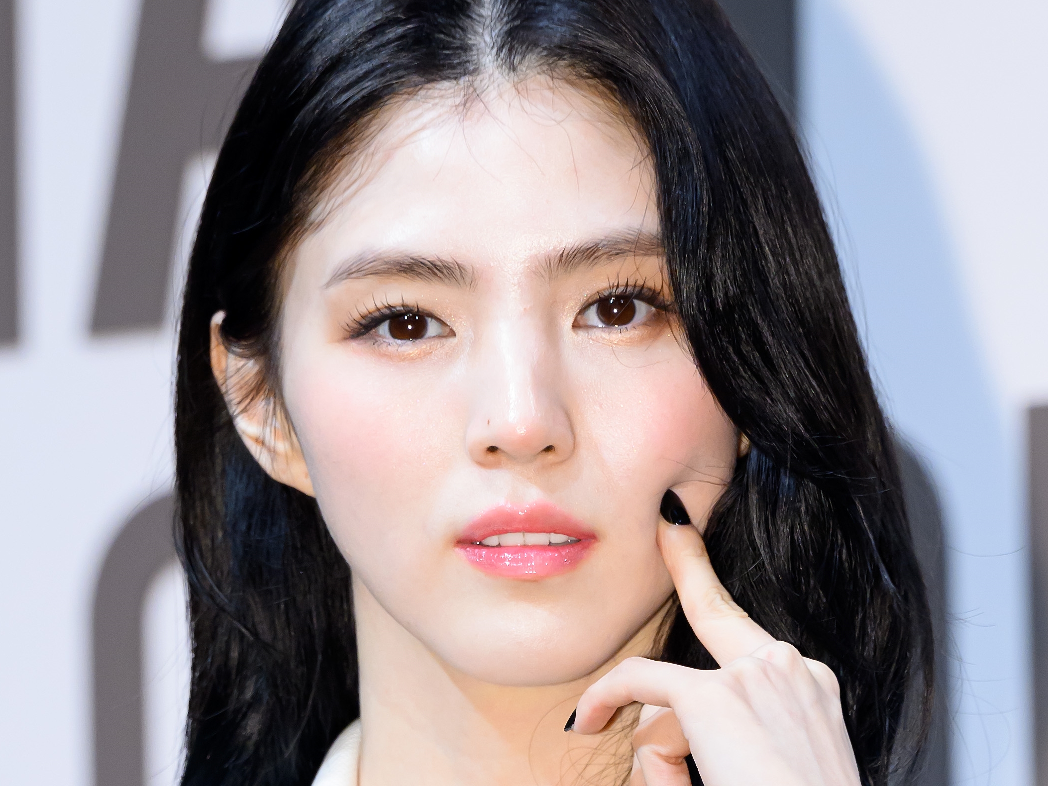 “過激ドレス”が禁止になったカンヌで…女優ハン・ソヒ、妖艶ビジュでレッドカーペットを華やかに彩る