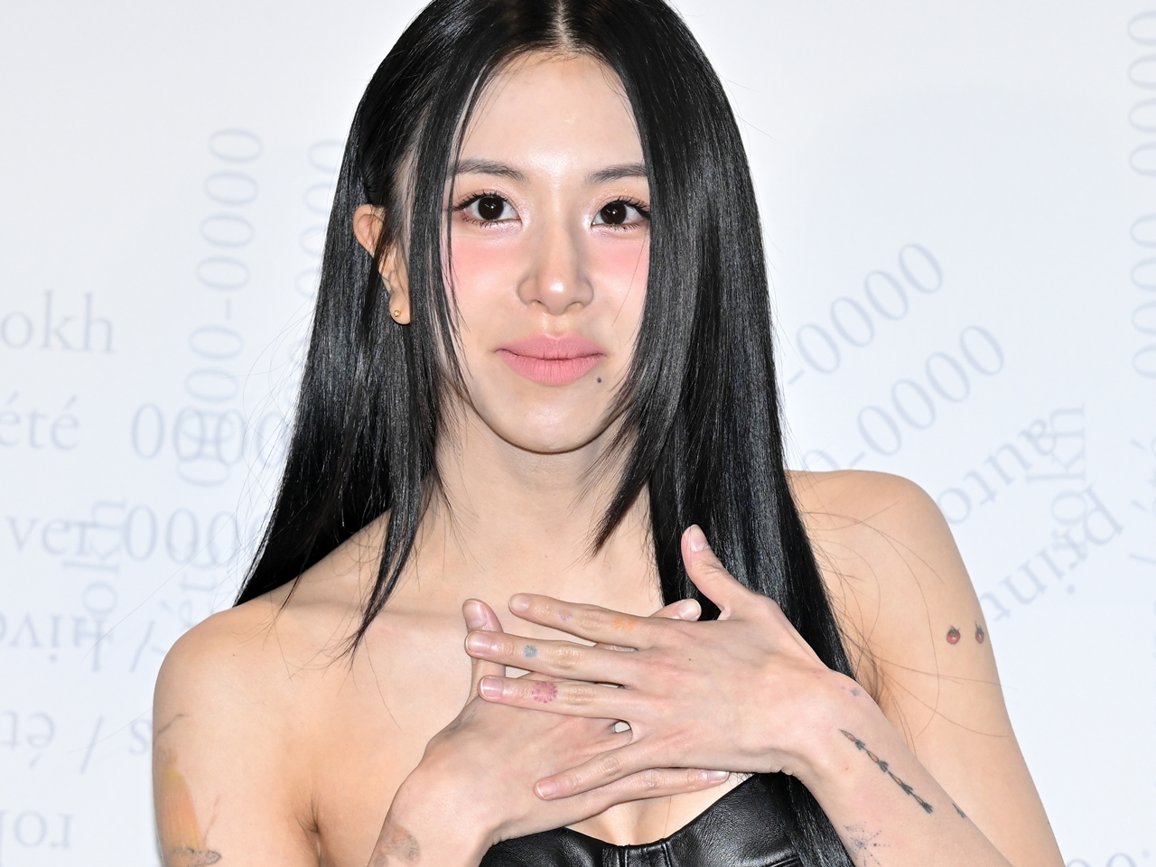 「本気でTWICEを辞めるかどうかを考えた」年上歌手と交際中のチェヨン、最もつらかった時期とは？