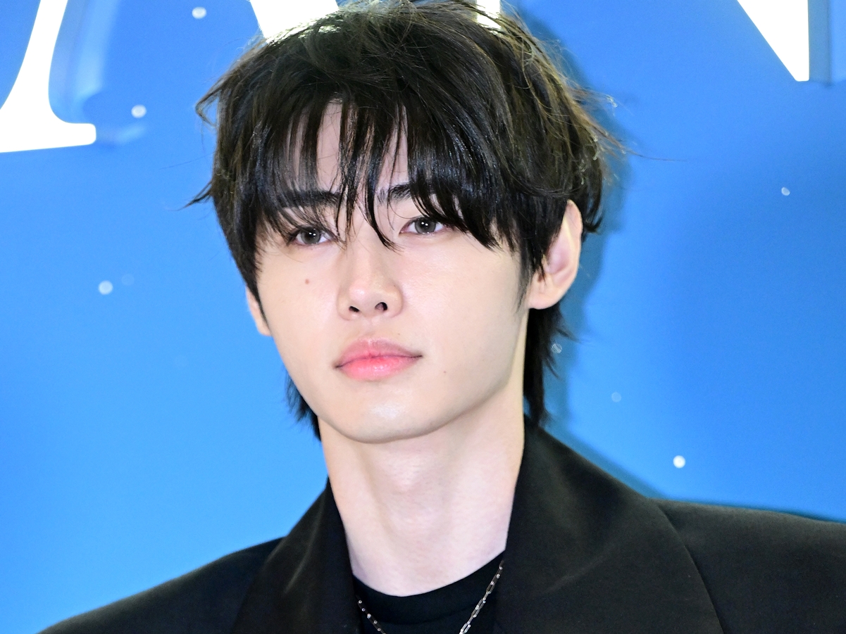 「横顔が芸術」ENHYPEN・ソンフン、どの瞬間も“絵になる”圧巻ビジュアルに視線釘付け！【PHOTO】