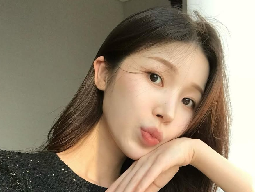 北朝鮮で生まれた脱北女優、華奢なスタイルが映える純白タンクトップ…透明感あふれる美貌に反響【PHOTO】
