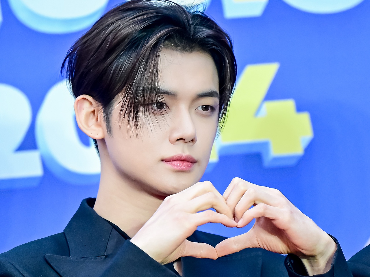 TXT・ヨンジュン、幼児と父子のような愛らしさたっぷりの2SHOT「職場で歯茎むき出しスマイル」【PHOTO】