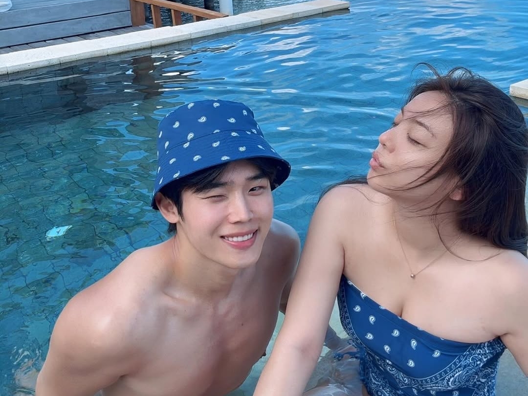 “密着スイムウェア”姿に視線釘付け！3歳下元俳優と結婚した韓国歌手、ハネムーン写真公開【PHOTO】