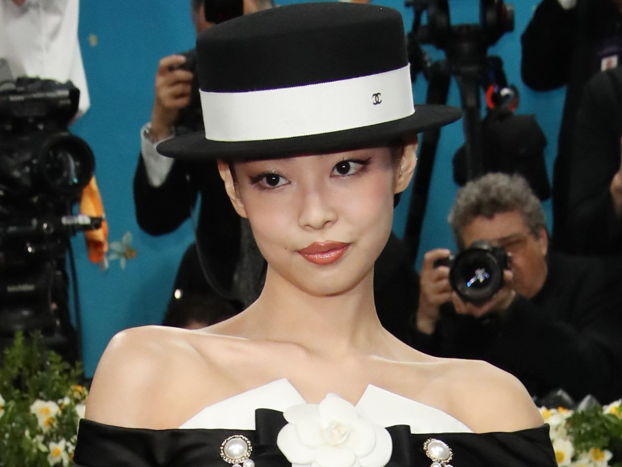 BLACKPINK・ジェニー、製作時間“330時間”の衣装でMet Galaに登場！「人間シャネル」の美しさを発揮