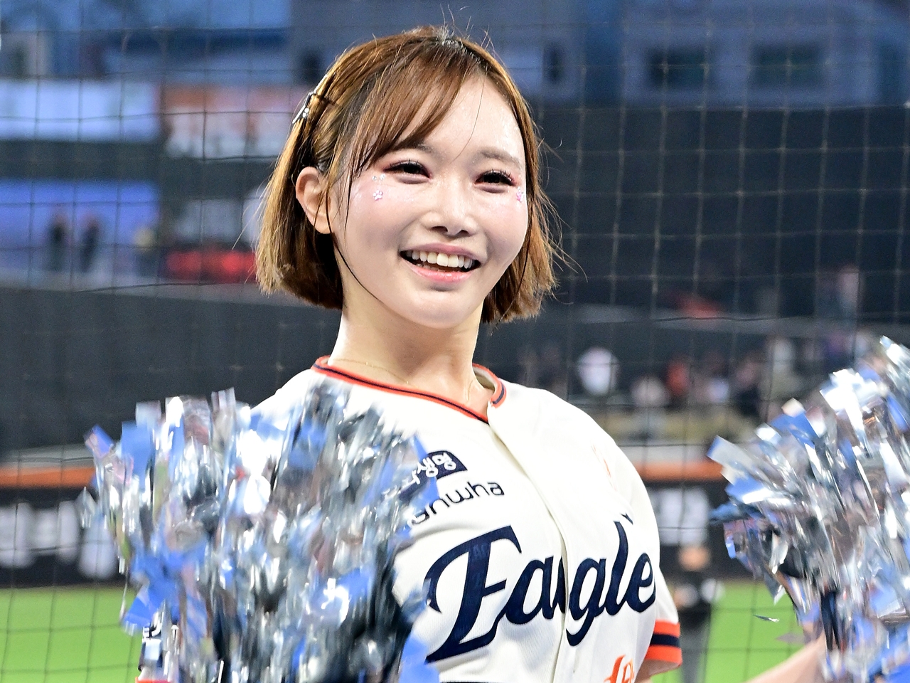 韓国プロ野球初の日本人チアガール！野澤彩華さんの“美肩チラリ”オフSHOTに反響「素敵すぎ」「パーフェクトビューティ！」【PHOTO】