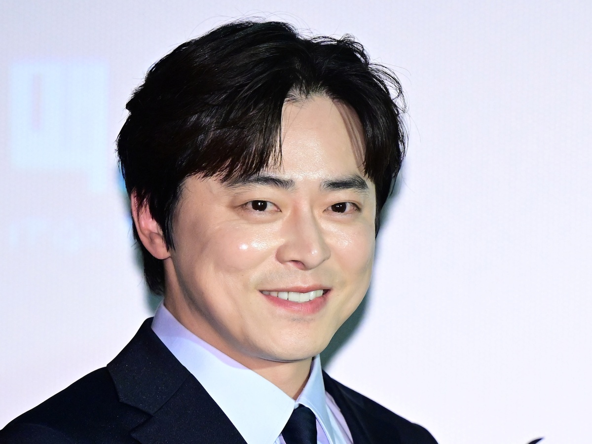 女装で『百想』最優秀演技賞も受賞…俳優チョ・ジョンソク、2025年最も影響力のある男優に！