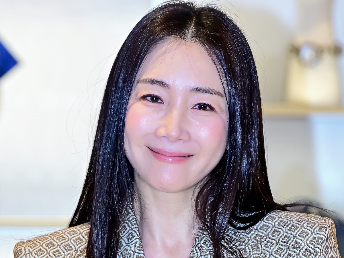 バリキャリ感すごい…女優チェ・ジウ、スーツ姿で魅せた“シゴデキ女優の風格”【独自写真】