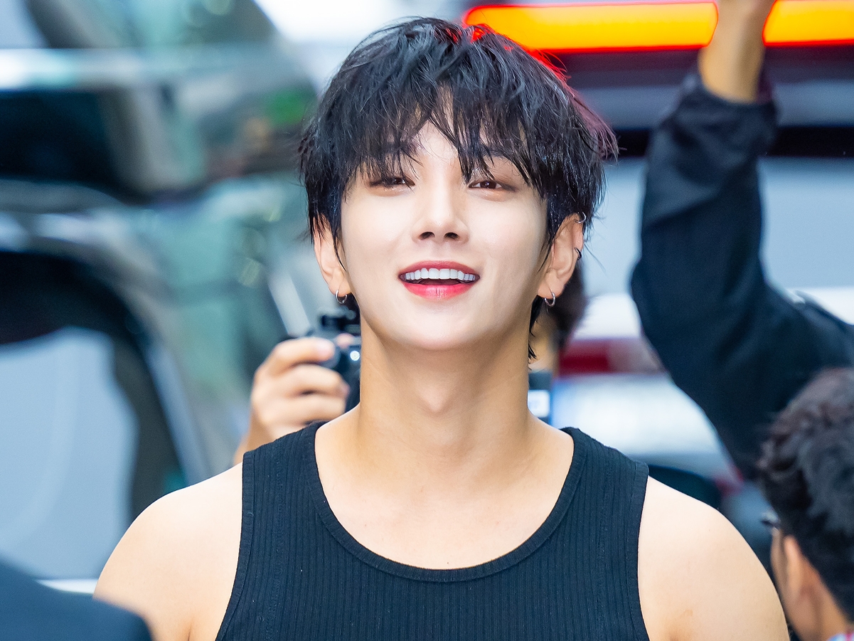 SEVENTEEN・ジョシュア、短髪ヘアに大胆イメチェン！「オラオラ系」ビジュが話題に【PHOTO】