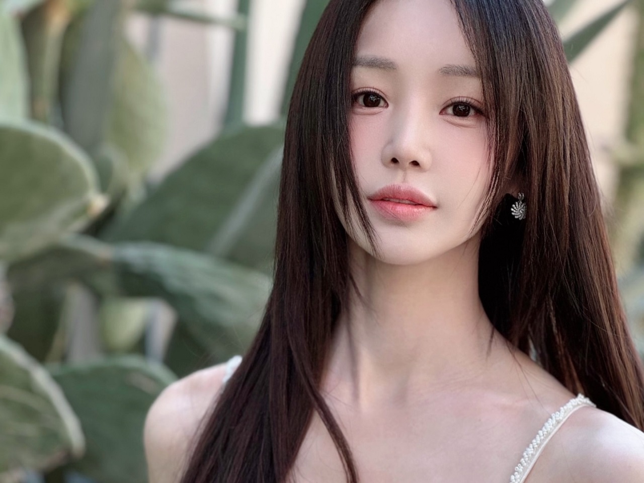 整形を告白して事務所から警告された韓国女優、“ぴたぴたドレス”でグラマラスなスタイルを披露【PHOTO】
