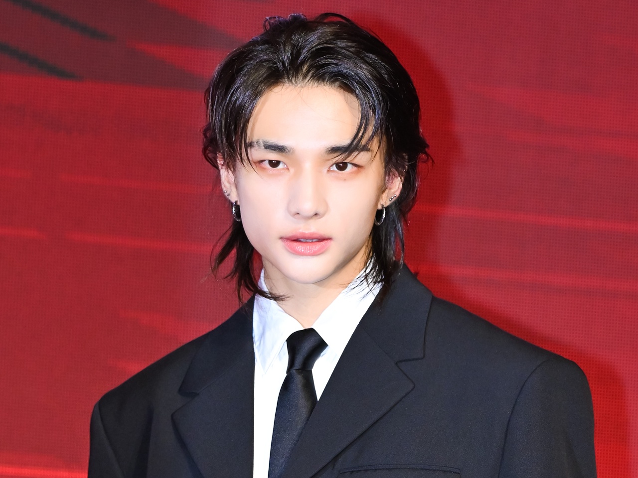 Stray Kids・ヒョンジン、筋肉質な腕露わな夏ルック！ファン想いな一面も「STAYと永遠に一緒に」【PHOTO】