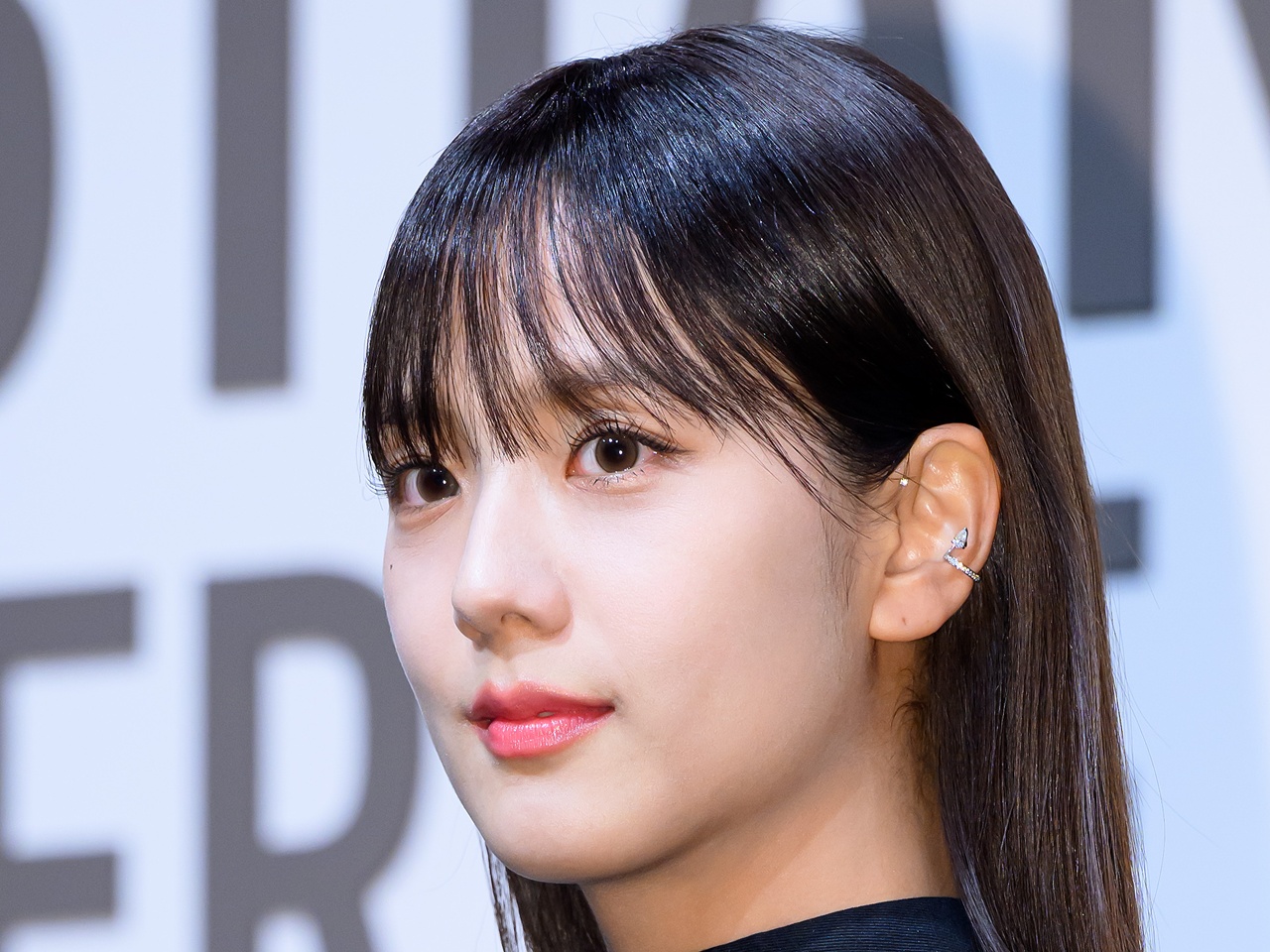 BLACKPINK・ジス、AIを活用した撮影にも馴染む異次元の美しさとスタイル！幻想的な演出に注目