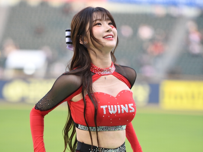 これぞ韓国プロ野球の名物！20歳チアガールの美貌に球場熱狂、大胆セパレート衣装で視線強奪【PHOTO】