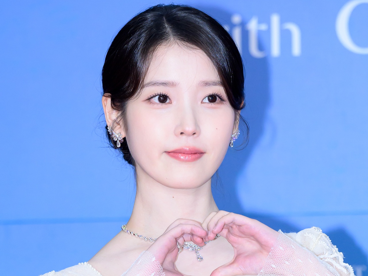 歌手IU、約8年ぶりのリメイクアルバム！5月27日に『A Flower Bookmark 3』リリース決定