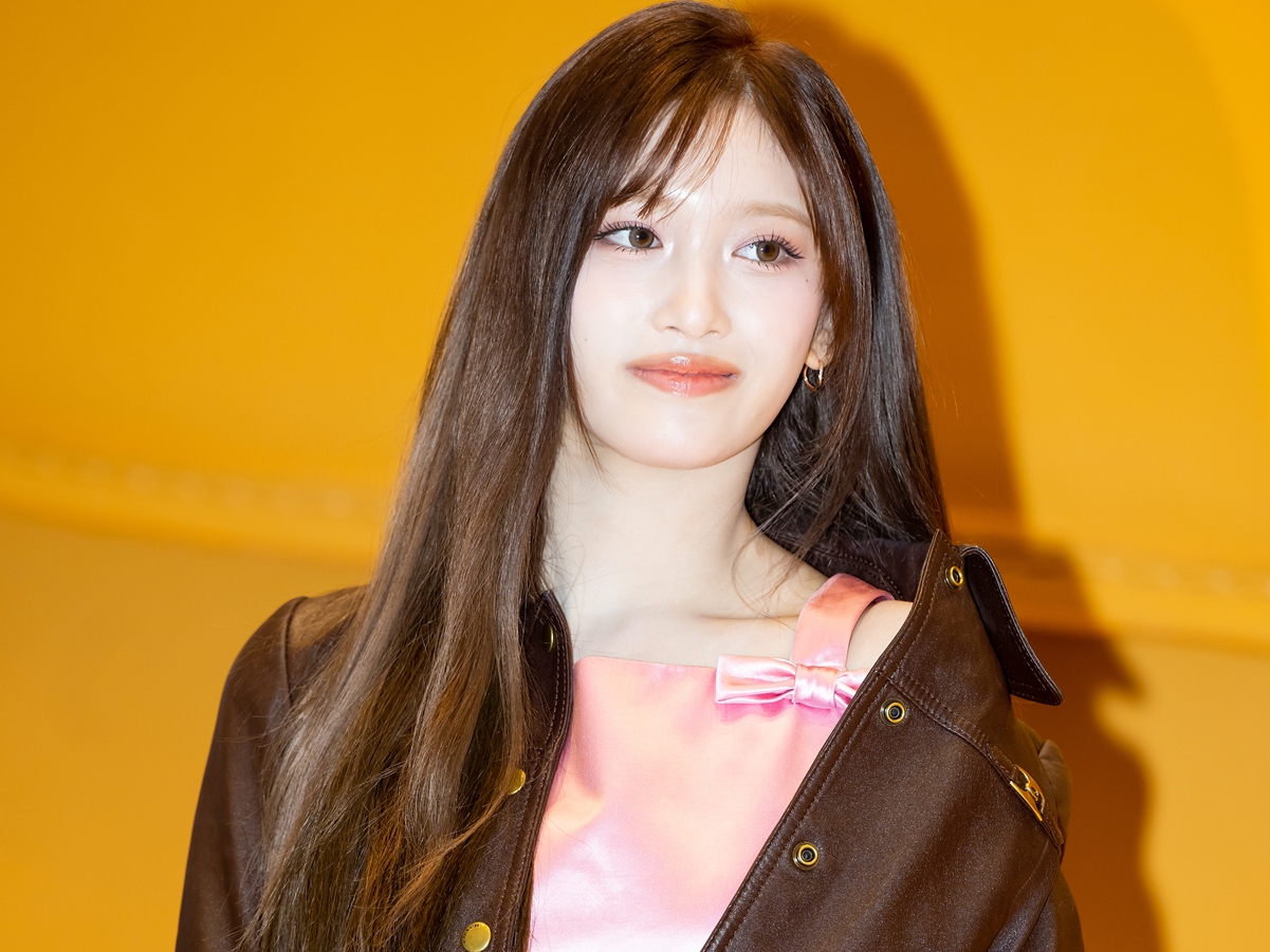 「どんどん大人びて…」IVE・イソ、末っ子らしからぬ“成熟ビジュ”に視線釘付け！【PHOTO】