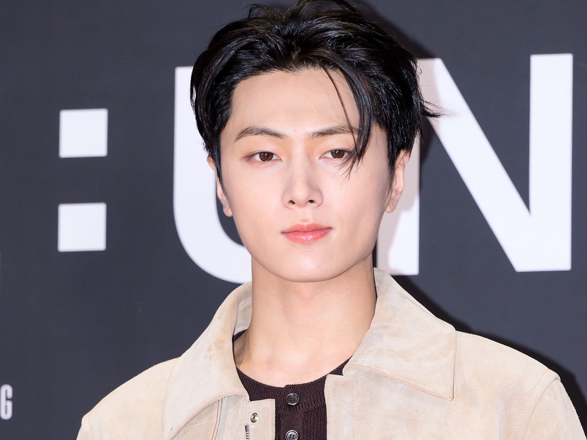 ENHYPEN・ジェイ、完璧スーツ姿に視線集中「フェイスラインどうなってんの？」【PHOTO】