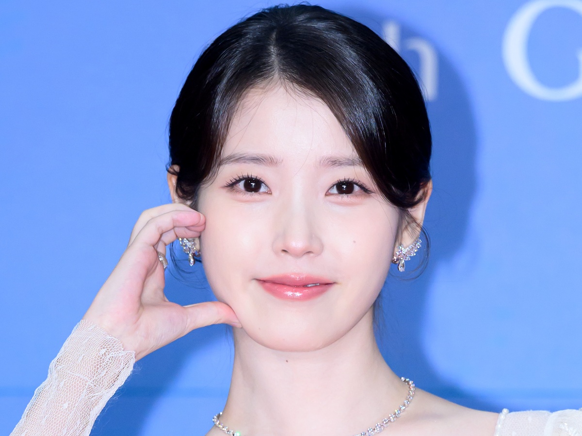 IU、32歳の誕生日に贈った、静かな愛──ファンとともに届けた2000万円の寄付