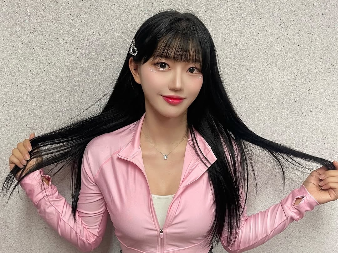 韓国チアガール、深Vネックのスイムウェアで大はしゃぎ！こぼれそうな魅力に「これぞ“健康美”」の声【PHOTO】