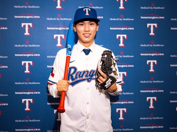 「憧れ」の大谷翔平を追って――“韓国のオオタニ”が高卒レンジャーズ入団を決めたワケ「二刀流に挑戦したい」